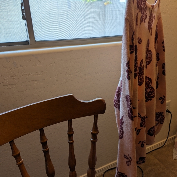 Elle sweater, pink with maroon flowers. Misses Large. - Picture 3 of 4